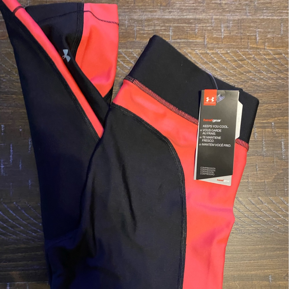 NWT Womens Under Armour Capri Length Workout Leggings Black W/ Neon Stripe small
